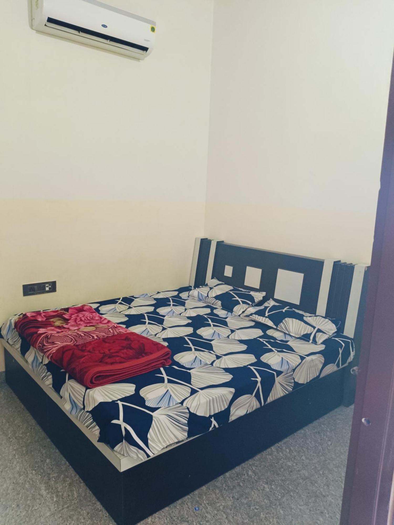 Jai Hanuman Guest House Palsana  Экстерьер фото